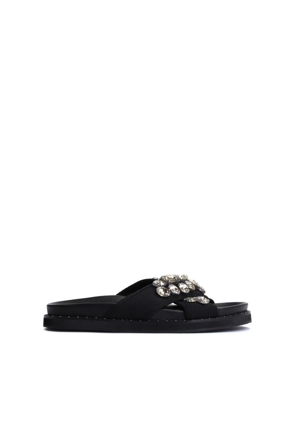 Kazar - Czarne klapki damskie na grubej podeszwie ozdobione cyrkoniami. Kolor: czarny. Materiał: tkanina. Wzór: aplikacja. Sezon: lato. Styl: elegancki
