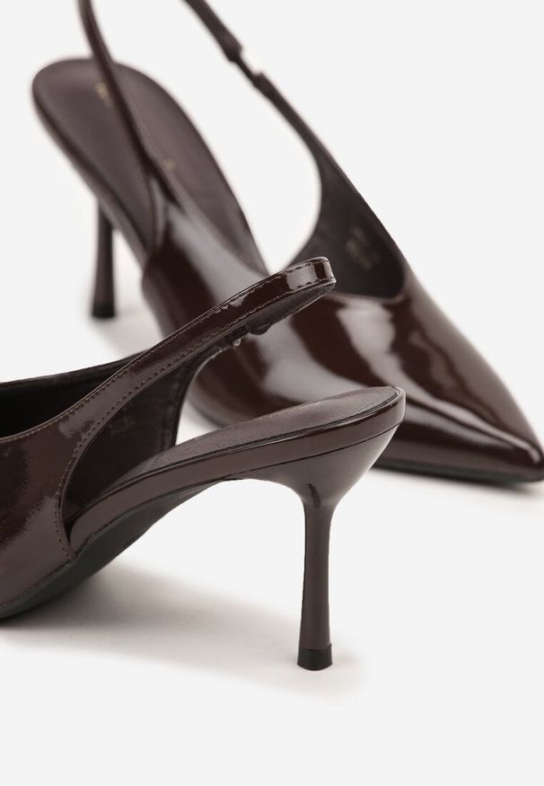 Renee - Brązowe Lakierowane Sandały na Szpilce Typu Slingback Addoxie. Okazja: na co dzień, na spacer. Kolor: brązowy. Materiał: lakier. Obcas: na szpilce. Styl: elegancki, casual. Wysokość obcasa: średni
