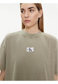 Calvin Klein Jeans T-Shirt J20J223278 Zielony Boyfriend Fit. Kolor: zielony. Materiał: bawełna