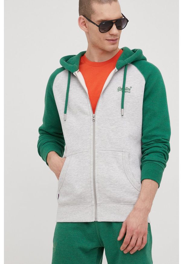 Superdry bluza męska kolor szary z kapturem z aplikacją. Okazja: na co dzień. Typ kołnierza: kaptur. Kolor: szary. Materiał: materiał, bawełna. Długość rękawa: raglanowy rękaw. Wzór: aplikacja. Styl: casual