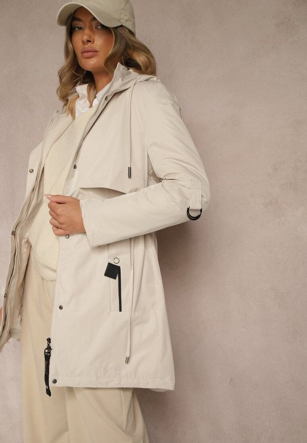 Renee - Jasnobeżowa Kurtka Typu Parka z Kapturem o Klasycznym Kroju Tulania. Okazja: na co dzień, na spacer. Typ kołnierza: kaptur. Kolor: beżowy. Materiał: jeans. Styl: klasyczny