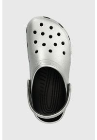 Crocs klapki Classic Metallic Clog damskie kolor srebrny 205831. Nosek buta: okrągły. Kolor: srebrny. Materiał: materiał #2