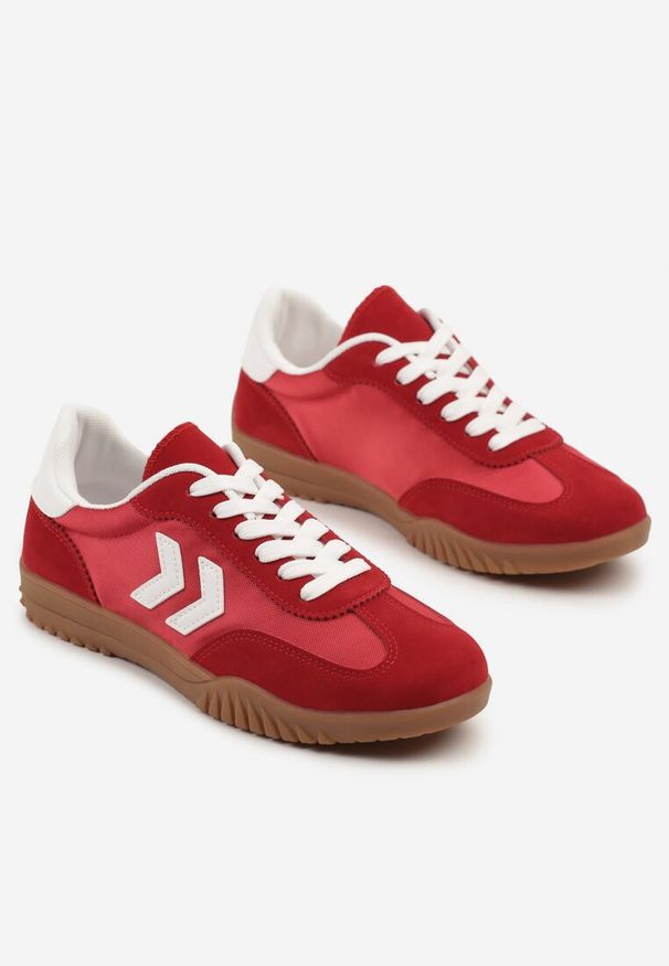 Renee - Czerwone Sneakersy Typu Kultowe Tenisówki Zdobione Przeszyciami Naporae. Okazja: na co dzień. Kolor: czerwony. Materiał: jeans. Szerokość cholewki: normalna. Wzór: aplikacja. Obcas: na płaskiej podeszwie