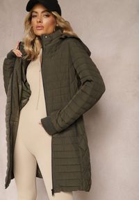 Renee - Ciemnozielona Kurtka do Kolan Pikowana Garle. Okazja: na co dzień. Kolor: zielony. Materiał: jeans, tkanina. Długość: do kolan. Styl: casual, elegancki