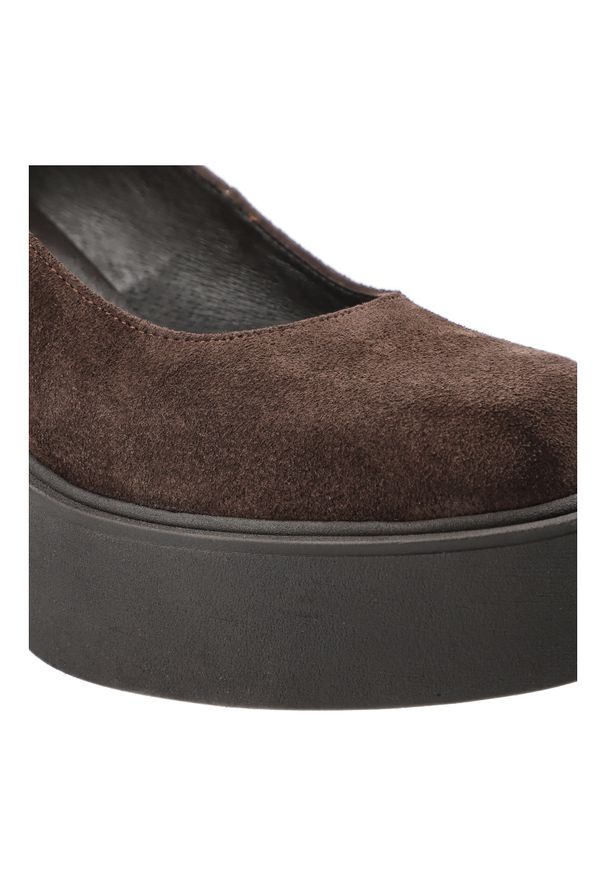 Półbuty damskie Karino, ze skóry naturalnej zamszowej z zabudowanym przodem i gładką cholewką fason wsuwany z zaokrąglonym noskiem, brązowe, 5996/015. Okazja: na spotkanie biznesowe. Kolor: brązowy. Materiał: skóra, zamsz. Szerokość cholewki: normalna. Wzór: gładki. Obcas: na platformie. Styl: biznesowy, retro