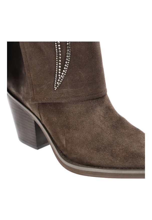 Brązowe Kozaki Alma En Pena Eleganckie Buty Damskie. Zapięcie: zamek. Kolor: brązowy. Materiał: skóra, jeans, materiał. Wzór: aplikacja. Sezon: zima, jesień. Styl: elegancki