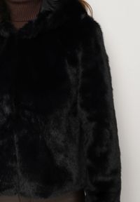 Born2be - Czarna Futrzana Kurtka o Prostym Kroju z Kapturem z Polarową Podszewką Venirith. Okazja: na co dzień. Typ kołnierza: kaptur. Kolor: czarny. Materiał: polar, futro. Styl: casual #6