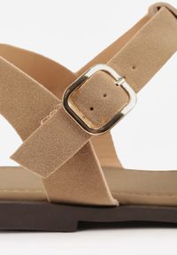 Born2be - Ciemnobeżowe Sandały Gladiatorki z Imitacji Nubuku z Klamerką Belenatia. Zapięcie: pasek. Kolor: beżowy. Materiał: nubuk. Sezon: lato. Styl: klasyczny #3