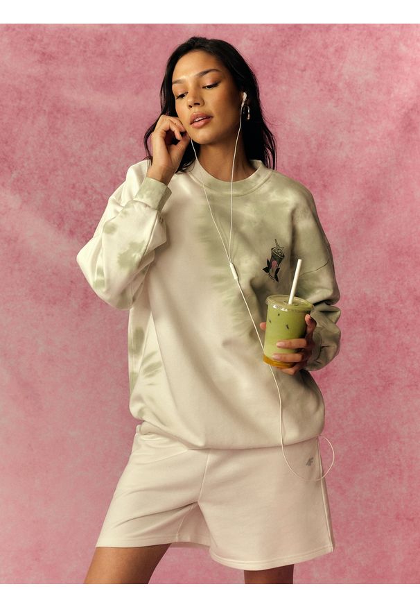 4f - 4F Bluza dresowa loose bez kaptura damska - zielona L. Okazja: do domu, na co dzień. Typ kołnierza: bez kaptura. Kolor: zielony. Materiał: dresówka. Wzór: nadruk. Styl: casual