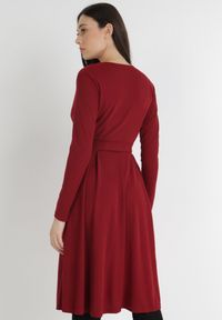 Born2be - Bordowa Sukienka Therinore. Kolor: czerwony. Materiał: dzianina, bawełna. Typ sukienki: kopertowe. Styl: elegancki. Długość: midi #6