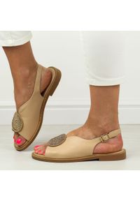 Beżowe płaskie sandały damskie Filippo Ds6229/24. Kolor: beżowy. Materiał: skóra. Wzór: aplikacja. Sezon: wiosna, lato
