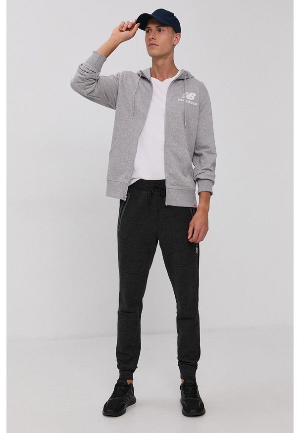 New Balance Bluza MJ03558AG męska kolor szary z kapturem z nadrukiem. Okazja: na co dzień. Typ kołnierza: kaptur. Kolor: szary. Materiał: dzianina. Wzór: nadruk. Styl: casual