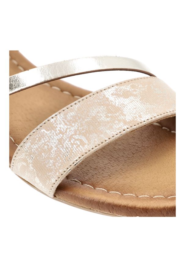 Złote Sandały Maciejka Eleganckie Obuwie Damskie. Okazja: na co dzień. Zapięcie: pasek. Kolor: złoty. Wzór: paski. Sezon: lato. Styl: elegancki