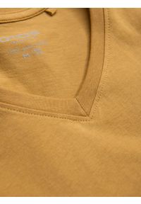 Ombre Clothing - Klasyczna męska bawełniana koszulka z dekoltem w serek BASIC – musztardowa V8. Typ kołnierza: dekolt w serek. Kolor: żółty. Materiał: bawełna. Wzór: ze splotem, jednolity. Styl: klasyczny #7