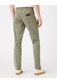 Wrangler - WRANGLER TEXAS STRETCH MĘSKIE SPODNIE MATERIAŁOWE SEA TURTLE W121Y6G31 112145776. Materiał: materiał #4