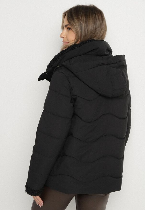 Born2be - Czarna Pikowana Kurtka z Kapturem i Kołnierzem z Futerkiem Typu Baranek Olandia. Okazja: na spacer, na co dzień. Typ kołnierza: kaptur. Kolor: czarny. Materiał: futro. Styl: casual, sportowy