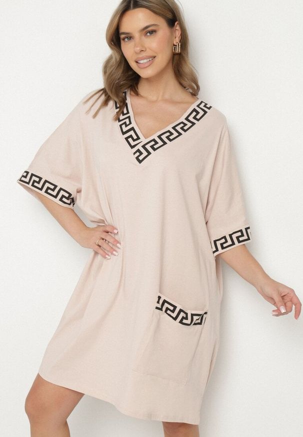 Born2be - Różowa Bawełniana Sukienka o Pudełkowym Kroju z Dekoltem w Serek Amosa. Okazja: na co dzień. Typ kołnierza: dekolt w serek. Kolekcja: plus size. Kolor: różowy. Wzór: geometria, aplikacja. Typ sukienki: dla puszystych. Materiał: bawełna. Długość rękawa: krótki rękaw. Sezon: wiosna, lato. Styl: elegancki, casual