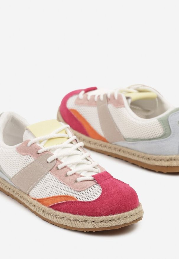 Renee - Biało-Czerwone Sneakersy Typu Kultowe Tenisówki Zdobione Przeszyciami Grelloti. Okazja: na co dzień. Kolor: biały. Materiał: koronka, jeans. Wzór: aplikacja. Obcas: na obcasie. Wysokość obcasa: niski