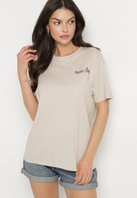 Born2be - Jasnobeżowy Bawełniany T-shirt Oversize Fillaria. Okazja: na co dzień. Kolor: beżowy. Materiał: bawełna. Wzór: aplikacja. Styl: klasyczny, casual #6