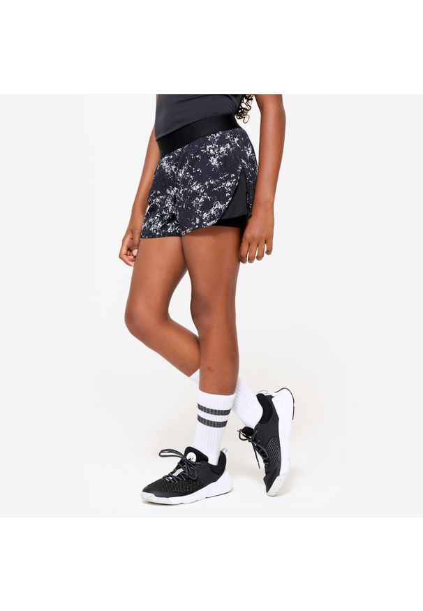 Decathlon - Spodenki sportowe dla dzieci Domyos 2 w 1. Okazja: na uczelnię. Kolor: czarny. Materiał: materiał, tkanina, poliester, elastan. Długość: krótkie. Styl: sportowy. Sport: joga i pilates