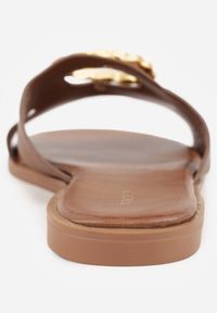 Renee - Brązowe Klapki VICES z Wycięciami Nitami i Okrągłą Tłoczoną Klamrą Drentora. Okazja: na co dzień. Nosek buta: okrągły. Kolor: brązowy. Materiał: jeans. Wzór: aplikacja. Styl: casual #9