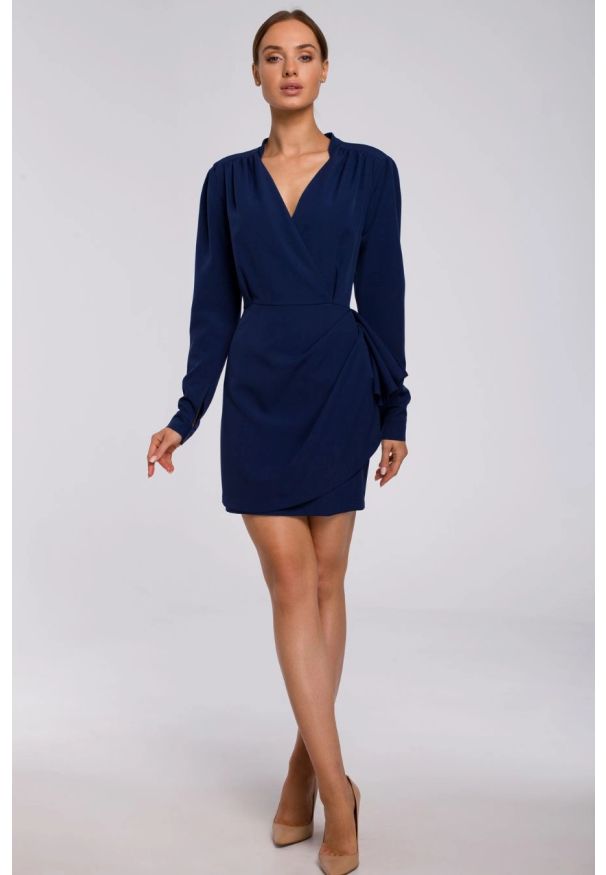 Sukienki.shop - Elegancka kopertowa sukienka mini z drapowaniem granatowa. Kolor: niebieski. Typ sukienki: kopertowe. Styl: elegancki. Długość: mini