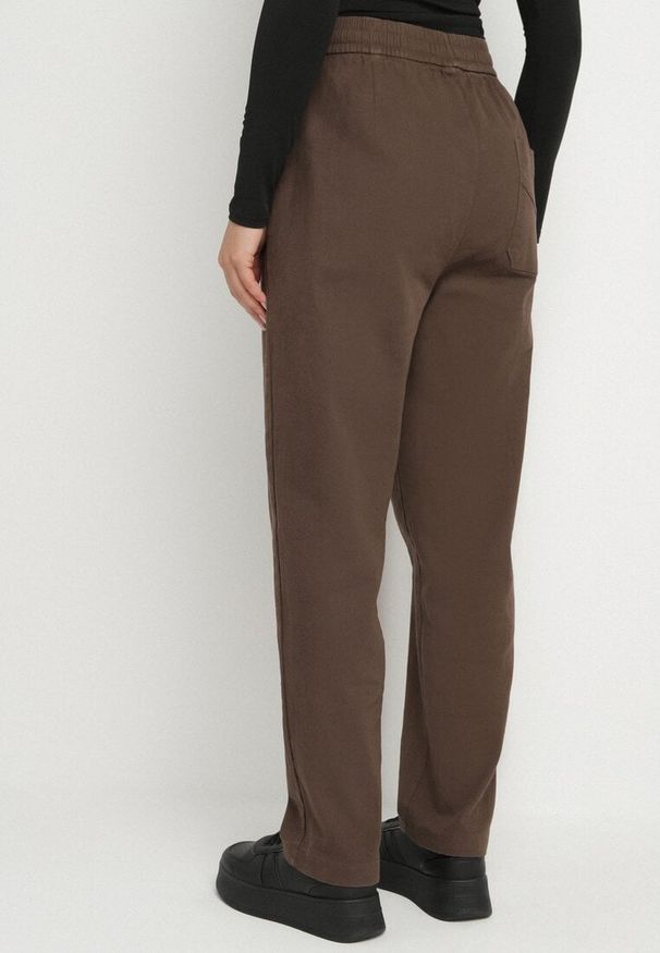 Born2be - Brązowe Spodnie Bawełniane w Stylu Mom Fit ze Sznurkiem Adenelle. Okazja: na co dzień. Kolor: brązowy. Materiał: bawełna. Styl: casual