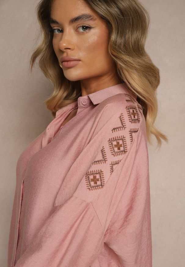 Renee - Różowa Koszula z Ozdobnym Haftem Sadine. Okazja: na spotkanie biznesowe, na co dzień. Typ kołnierza: kołnierzyk klasyczny. Kolor: różowy. Materiał: jeans. Długość rękawa: długi rękaw. Długość: długie. Wzór: haft. Styl: klasyczny, biznesowy, casual