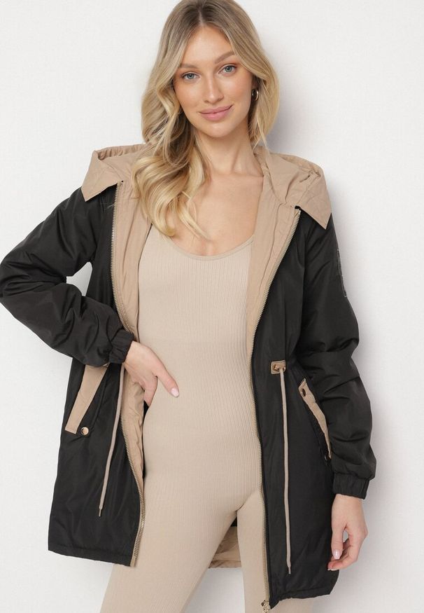 Born2be - Czarna Kurtka Parka z Kapturem i Ściągaczem w Pasie Sizana. Okazja: na co dzień, na spacer. Typ kołnierza: kaptur. Kolor: czarny. Materiał: jeans. Styl: klasyczny, elegancki, casual