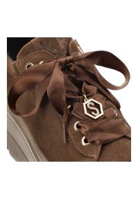 Czekoladowe Sneakersy Karino Damskie Buty Na Platformie. Okazja: na co dzień. Zapięcie: sznurówki. Kolor: brązowy. Materiał: zamsz, satyna, welur. Szerokość cholewki: normalna. Obcas: na platformie. Styl: casual, elegancki #7
