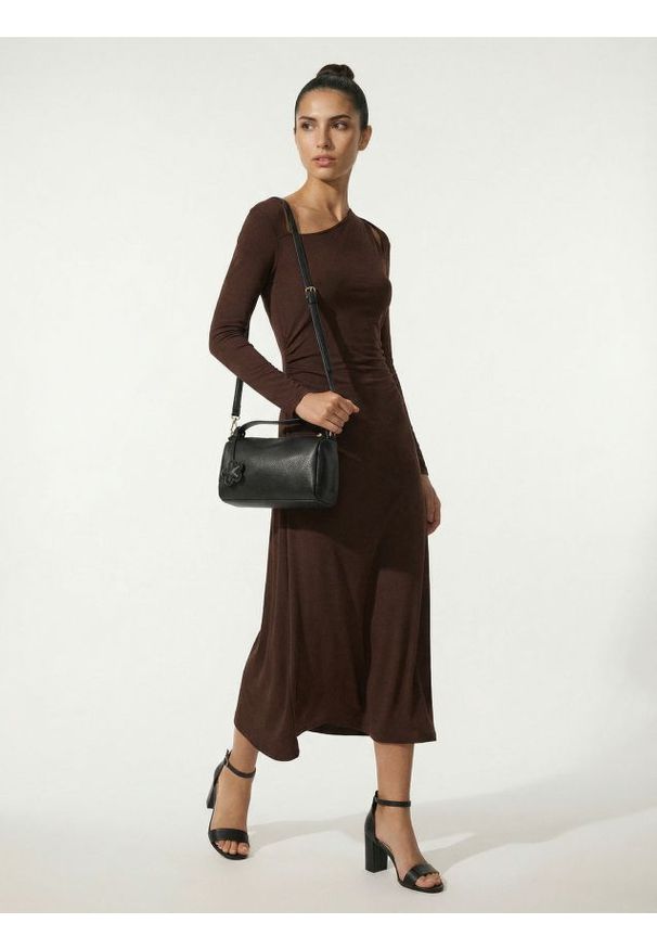 Sinsay - Sukienka maxi z asymetrycznym dekoltem - brązowy. Kolor: brązowy. Typ sukienki: asymetryczne. Długość: maxi