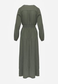 Born2be - Zielona Rozkloszowana Sukienka z Lnem i Wiskozą Zdobiona Guzikami Maitiella. Okazja: na co dzień. Typ kołnierza: dekolt w kształcie V. Kolor: zielony. Materiał: wiskoza, len. Długość rękawa: długi rękaw. Wzór: aplikacja. Sezon: wiosna, lato. Styl: casual, elegancki #5