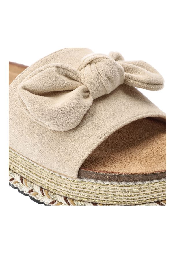 Klapki damskie Vinceza, na grubej platformie profilowane z kokardką materiałowe, beżowe, 16495-BE. Okazja: na co dzień, na spacer. Kolor: beżowy. Materiał: materiał. Wzór: aplikacja. Sezon: lato. Obcas: na platformie. Styl: boho, wakacyjny, casual