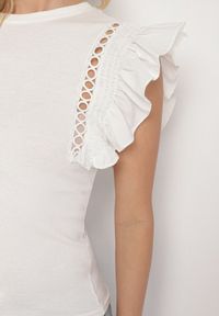 Born2be - Biała Bluzka z Falbanami i Ażurowym Wzorem Izemira. Okazja: na co dzień. Kolor: biały. Materiał: jeans. Wzór: ażurowy. Styl: klasyczny, elegancki, casual #6