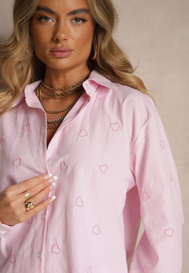 Renee - Różowa Koszula Oversize w Prążki Zdobiona Haftem w Serca Nitavela. Okazja: na co dzień. Kolor: różowy. Materiał: jeans. Długość rękawa: długi rękaw. Długość: długie. Wzór: aplikacja, prążki, haft. Styl: elegancki, casual