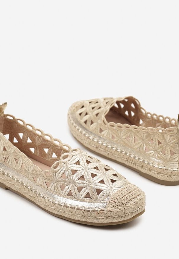 Born2be - Złote Espadryle Ażurową Cholewką i Plecionką Ismio. Okazja: na co dzień. Kolor: złoty. Szerokość cholewki: normalna. Wzór: ażurowy. Styl: elegancki, casual