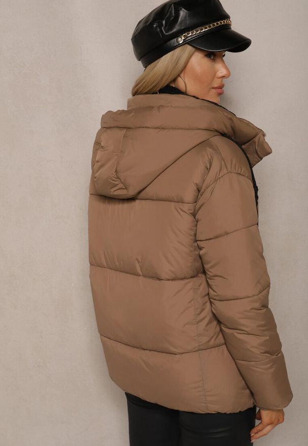 Renee - Beżowa Pudełkowa Kurtka z Kapturem i Kieszeniami Zdobiona Pikowanymi Przeszyciami Issenia. Okazja: na co dzień. Typ kołnierza: kaptur. Kolor: beżowy. Materiał: jeans. Wzór: aplikacja. Sezon: zima. Styl: casual