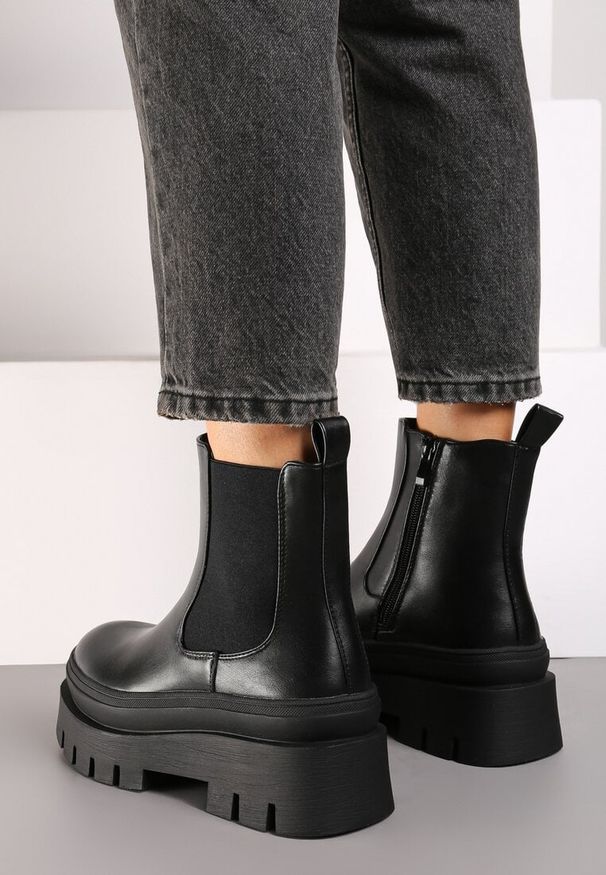 Born2be - Czarne Klasyczne Botki Sztyblety na Grubej Tłoczonej Podeszwie Rianae. Nosek buta: okrągły. Kolor: czarny. Materiał: jeans. Sezon: zima, jesień. Styl: klasyczny