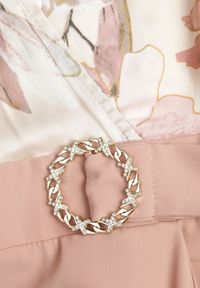 Born2be - Różowy Kombinezon z Szerokimi Nogawkami z Kwiatową Górą i Paskiem z Klamrą Ilanvi. Okazja: na co dzień. Kolor: różowy. Długość rękawa: długi rękaw. Długość: długie. Wzór: kwiaty. Styl: casual #6