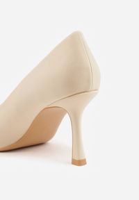Renee - Beżowe Gładkie Szpilki z Tkaniny w Klasycznym Stylu Jynienne. Okazja: na spotkanie biznesowe. Kolor: beżowy. Materiał: tkanina. Wzór: gładki. Obcas: na szpilce. Styl: klasyczny #2