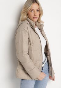 Born2be - Ciemnobeżowa Kurtka z Szerokim Pikowaniem i Kapturem Yasidi. Okazja: na co dzień. Kolor: beżowy. Materiał: jeans. Styl: casual, elegancki #5