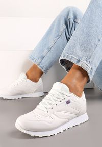 Renee - Białe Sznurowane Sneakersy przed Kostkę Vanelle. Okazja: na spotkanie biznesowe. Wysokość cholewki: przed kostkę. Kolor: biały. Materiał: jeans, materiał #1