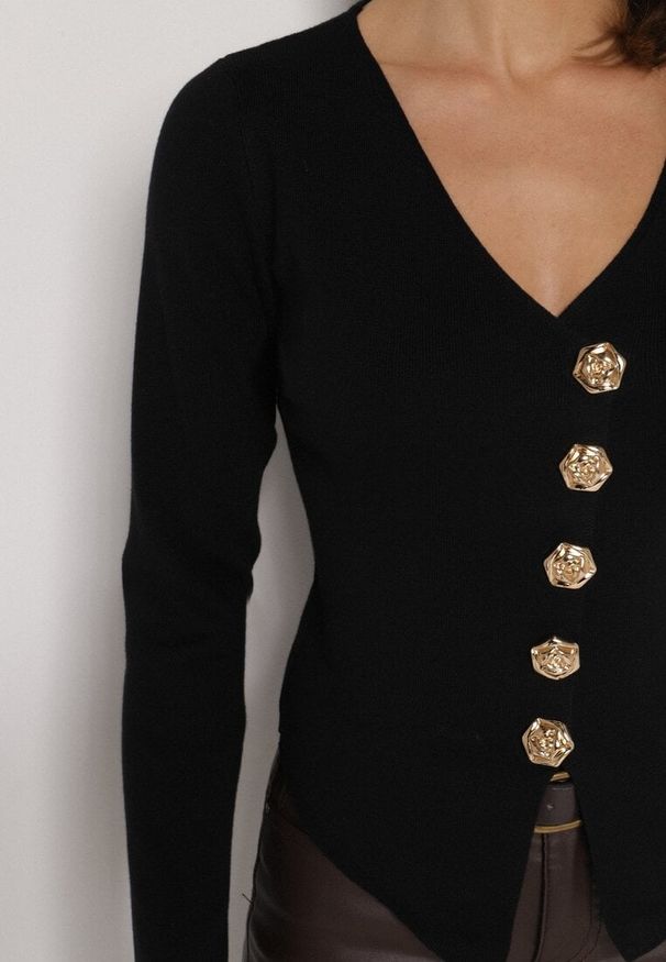 Born2be - Czarny Sweter z Wiskozą Ozdobiony Guzikami Zetisae. Okazja: na co dzień. Kolor: czarny. Materiał: wiskoza. Wzór: aplikacja. Styl: klasyczny, casual, elegancki