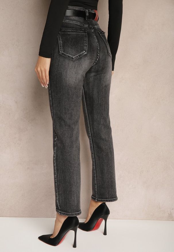 Renee - Szare Jeansy o Kroju Regular Fit z Dodatkowym Ozdobnym Paskiem Delalithra. Okazja: na co dzień. Kolor: szary. Styl: klasyczny, elegancki, casual