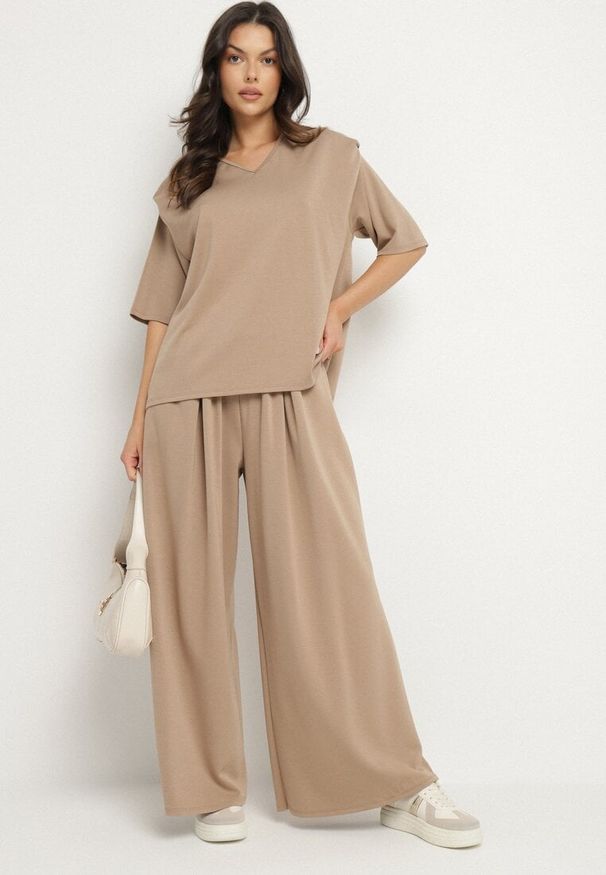 Born2be - Beżowy Komplet z Wiskozą Szerokie Spodnie i Bluzka z Dekoltem w Serek Zeilora. Kolor: beżowy. Materiał: wiskoza