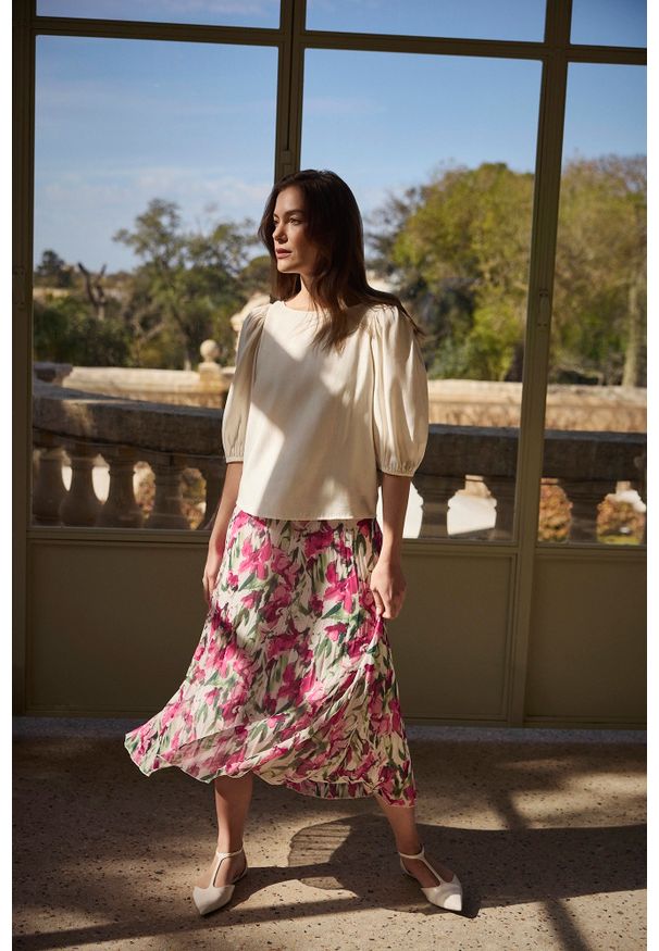 MOODO - Wzorzysta spódnica midi beżowa. Kolor: beżowy. Materiał: poliester