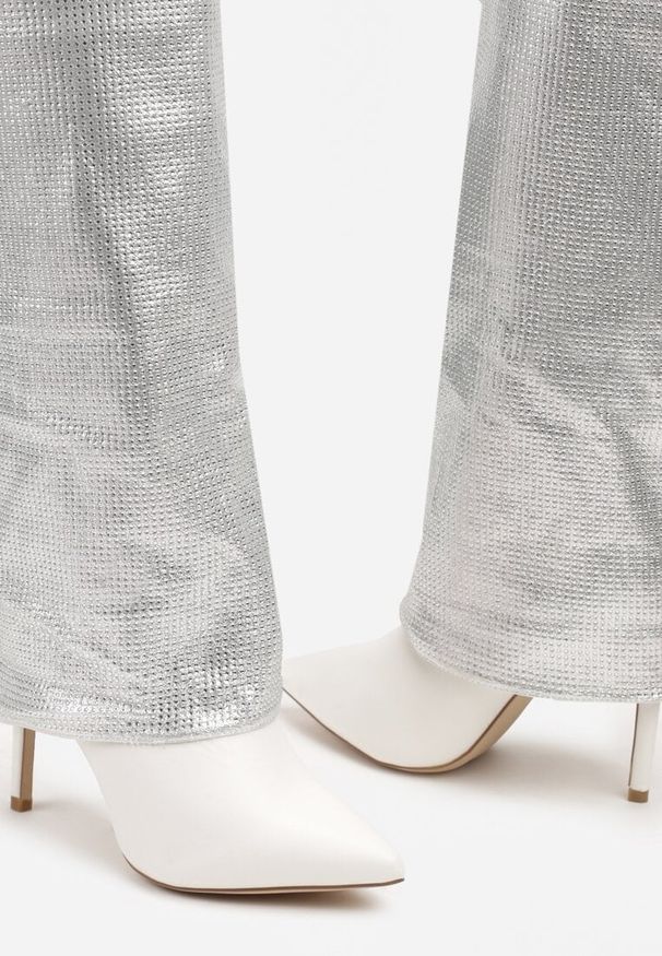 Born2be - Białe Kozaki na Szpilce z Wywiniętą Cholewką Zdobioną Cyrkoniami Tintelia. Okazja: na co dzień. Kolor: biały. Materiał: jeans. Szerokość cholewki: normalna. Wzór: aplikacja. Obcas: na szpilce. Styl: casual. Wysokość obcasa: średni