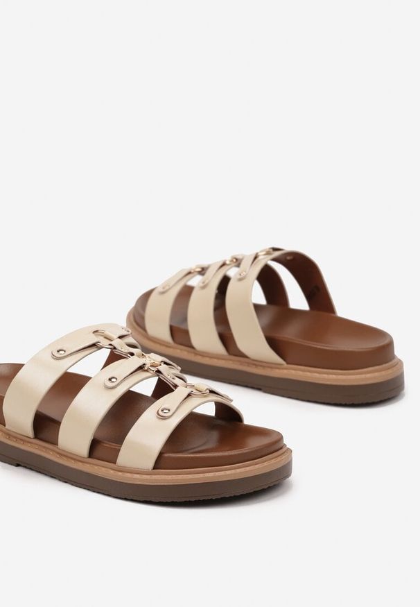 Born2be - Beżowe Klapki na Grubej Podeszwie z Ozdobnymi Nitami i Paskami Neolindrae. Nosek buta: otwarty. Kolor: beżowy. Materiał: jeans. Obcas: na obcasie. Styl: elegancki. Wysokość obcasa: niski