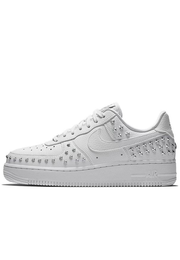Buty damskie Nike Air Force 1 '07 XX Studded AR0639-100 - białe. Kolor: biały. Materiał: guma, skóra, syntetyk. Szerokość cholewki: normalna. Sezon: lato. Model: Nike Air Force