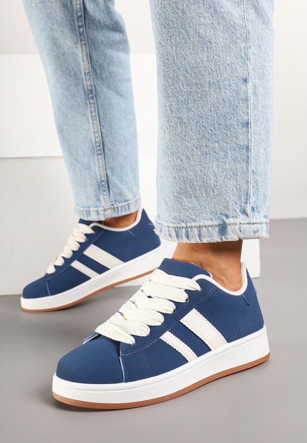 Renee - Granatowe Sneakersy na Niskiej Platformie z Naszywkami Flordexia. Okazja: na co dzień. Kolor: niebieski. Materiał: jeans. Wzór: aplikacja. Obcas: na platformie